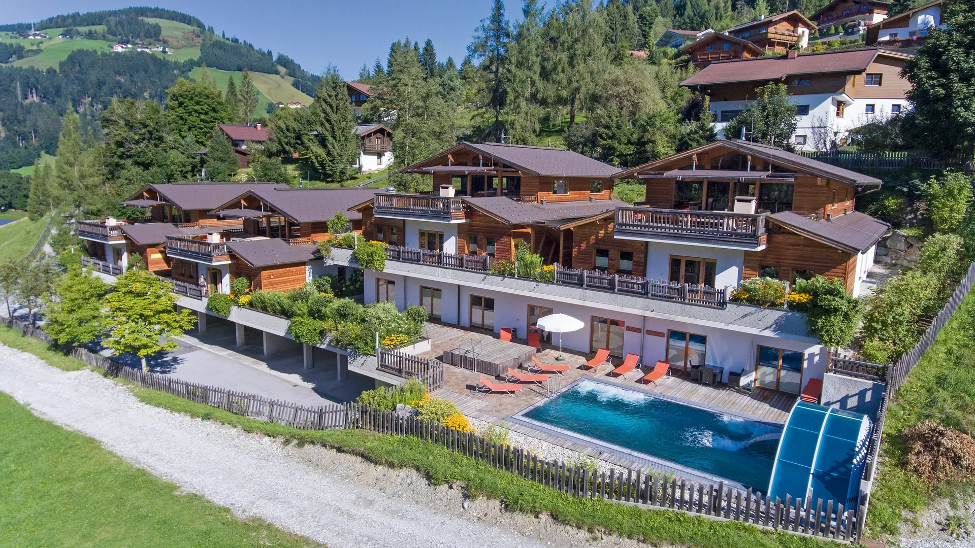 Alpin Chalets für Gruppen von 18 - 30 Mitglieder. Sauna, gemeinsam genutzer Whirlpool und Gemeinschaftspool in Hanglage.